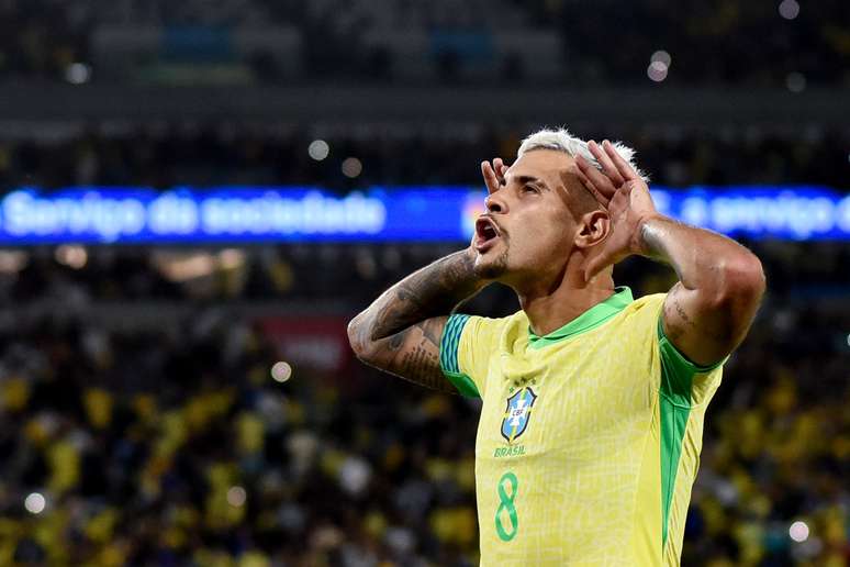 Bruno Guimarães comemora gol com a camisa da Seleção Brasileira contra o Chile, em 4 de setembro
