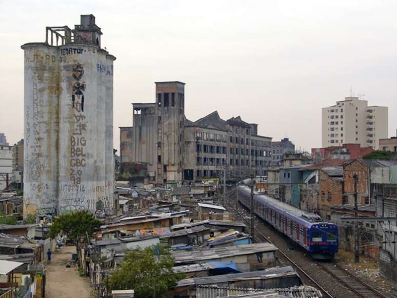 The attempts to remove the Mulino favela are constant, from the beginning of the occupation, through several governments The attempts to remove the Mulino favela are constant, from the beginning of the occupation, through several governments