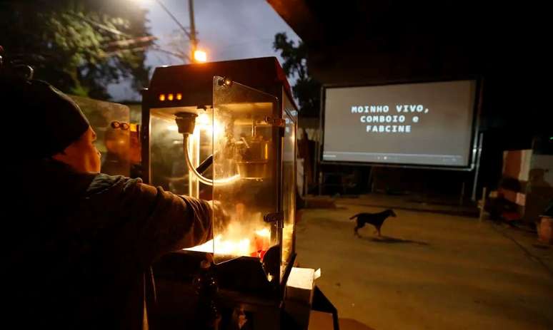 Performance of the documentary The Wall of Shame in 2023 on the overturning of the wall surrounding the Mulino Favela. Performance of the documentary The Wall of Shame in 2023 on the overturning of the wall surrounding the Mulino Favela.