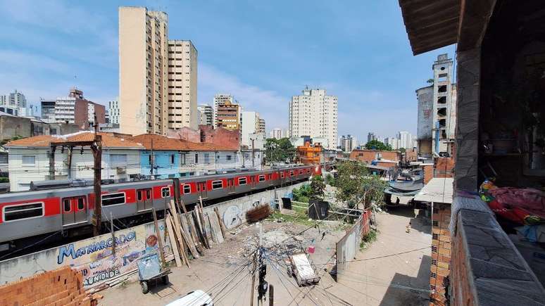 He meets Moinho Favela, the only one in the center of San Paolo, who should become a park He meets Moinho Favela, the only one in the center of San Paolo, who should become a park