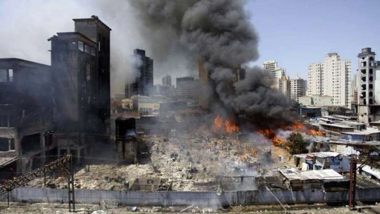 The fire in the Favela mill destroyed the houses and left dead. The wall made it difficult for residents to let him overturn. The fire in the Favela mill destroyed the houses and left dead. The wall made it difficult for residents to let him overturn.