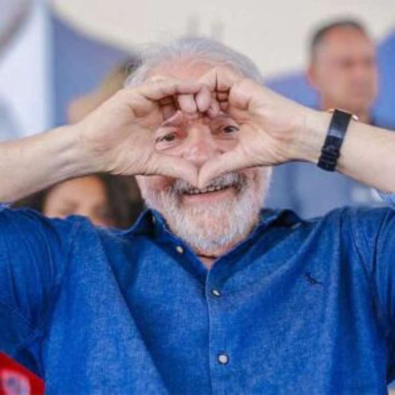 Lula fazendo coração.