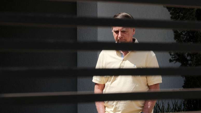 Bolsonaro est&aacute; em pris&atilde;o domiciliar. Seu advogado alegou problema de sa&uacute;de para justificar sua aus&ecirc;ncia no julgamento