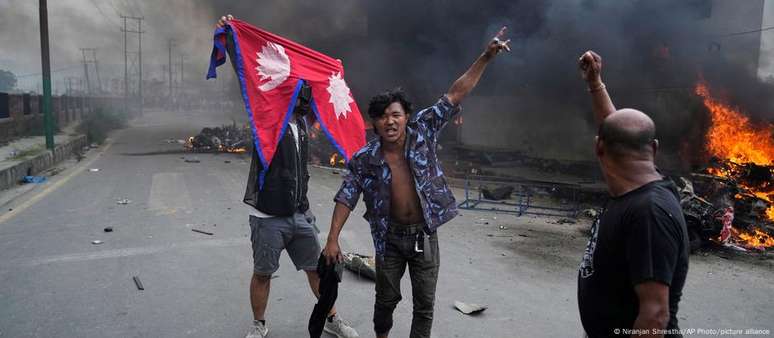 Capital nepalesa ficou envolta em chamas e caos, com multid&otilde;es incendiando pr&eacute;dios governamentais e s&iacute;mbolos do poder estatal