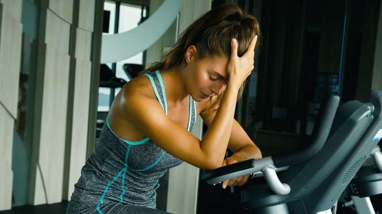 O excesso de exerc&iacute;cios pode causar overtraining e defici&ecirc;ncia energ&eacute;tica, s&iacute;ndromes que afetam horm&ocirc;nios, imunidade e sa&uacute;de mental; entenda