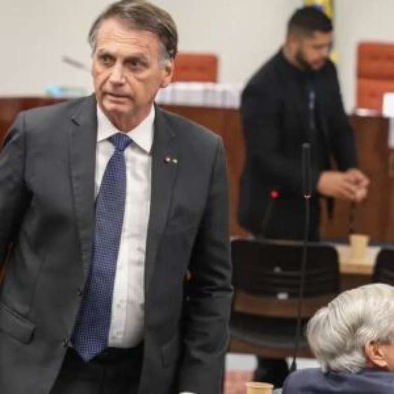 Ex-presidente Bolsonaro em julgamento no STF.