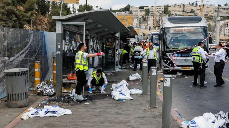 Equipes de emerg&ecirc;ncia trabalham no local onde ocorreu um suposto ataque a tiros nos arredores de Jerusal&eacute;m, em 8 de setembro de 2025.