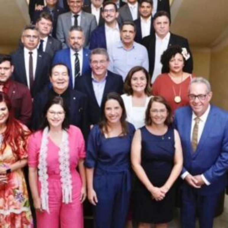 Governadora Raquel Lyra ao lado dos deputados estaduais de Pernambuco