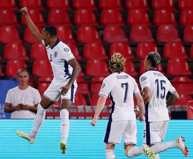 Konsa comemora o gol marcado na vit&oacute;ria sobre a S&eacute;rvia &ndash;