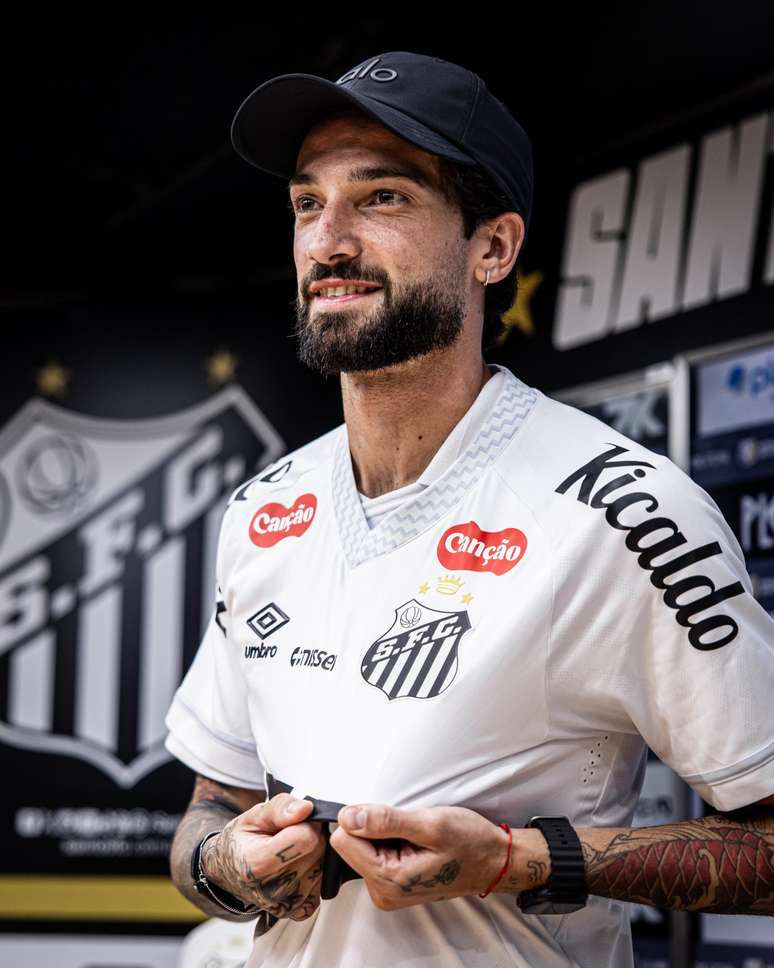 Lautaro Díaz, ex-Cruzeiro, chega ao Santos por empréstimo até julho de 2026  