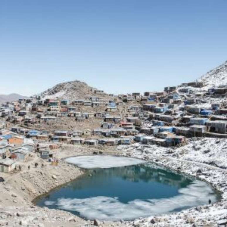Vista panorâmica de La Rinconada, situada a 5.100 metros de altitude nos Andes peruanos.