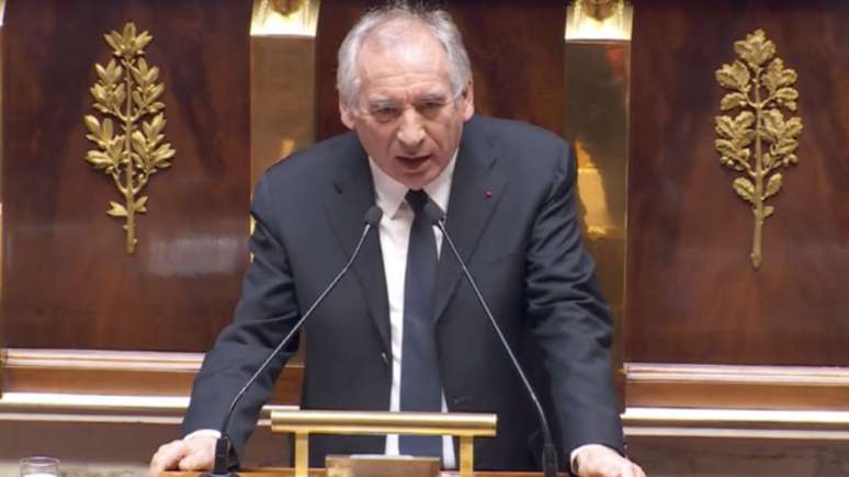 Bayrou renuncia ap&oacute;s derrota no Parlamento