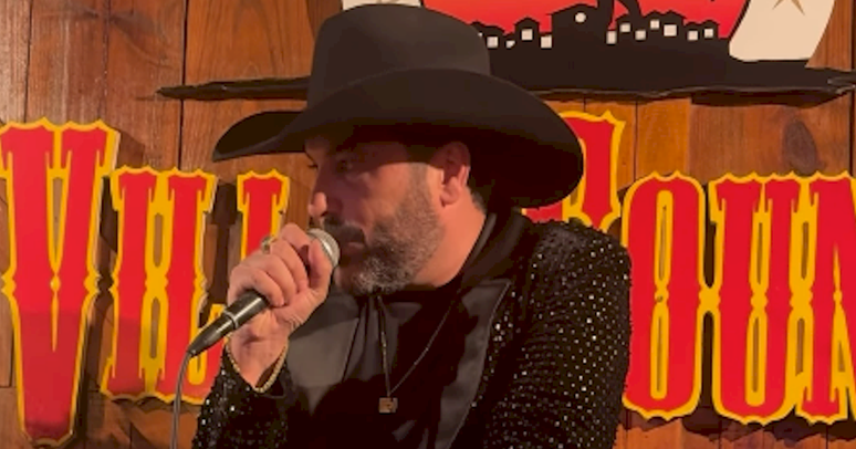 Edson, da dupla com Hudson, aparece de surpresa no Villa Country em SP e emociona f&atilde;s