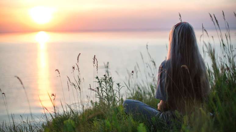 A solid&atilde;o escolhida pode ser fonte de autoconhecimento, criatividade e equil&iacute;brio emocional; descubra os benef&iacute;cios de estar sozinho por op&ccedil;&atilde;o