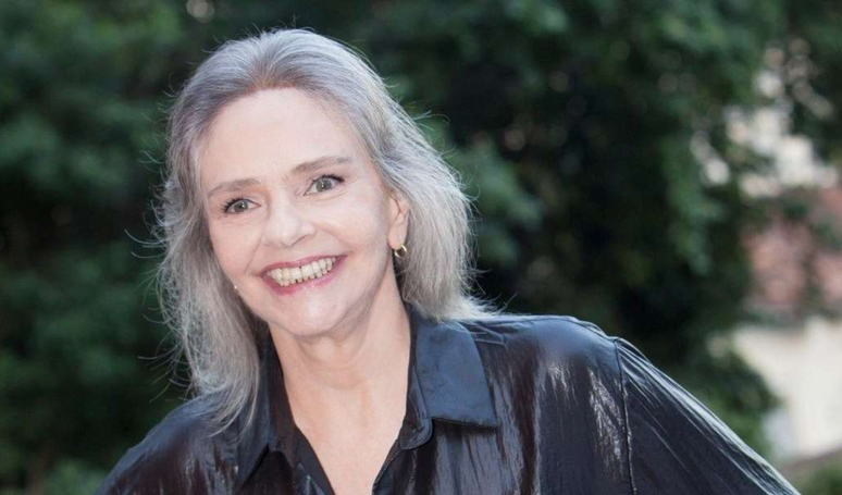 &lsquo;J&aacute; imaginou? Eu ia morrer de vergonha': h&aacute; 27 anos, Angela Ro Ro quase veio a &oacute;bito e fez piada com a causa.