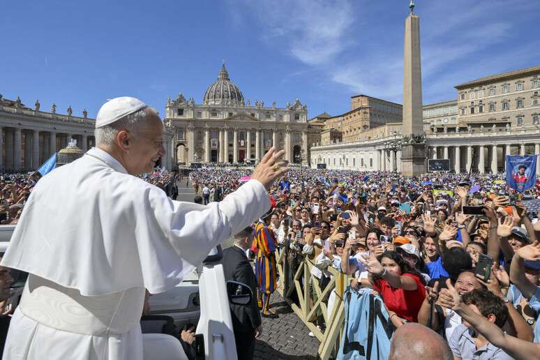 Papa sa&uacute;da fi&eacute;is em pra&ccedil;a S&atilde;o Pedro
