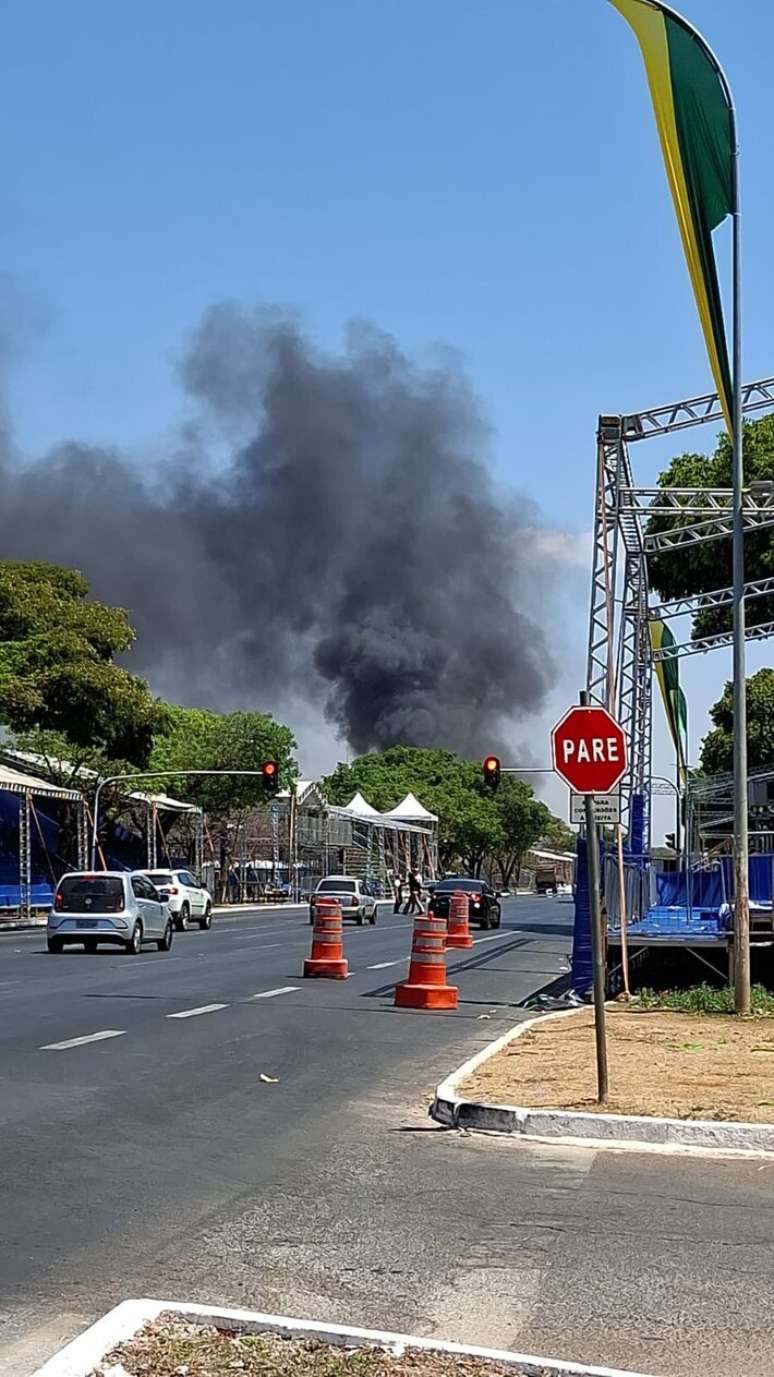 Inc&ecirc;ndio atingiu ao menos seis banheiros qu&iacute;micos que estavam no canteiro central da Esplanada dos Minist&eacute;rios, na capital federal, nesta ter&ccedil;a-feira, 9