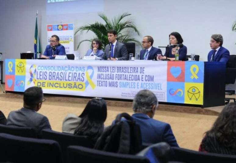 Audi&ecirc;ncia p&uacute;blica maio reuniu institui&ccedil;&otilde;es e pessoas com defici&ecirc;ncia.