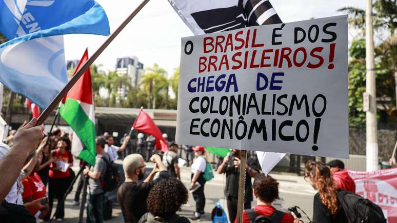 Cartaz em que est&aacute; escrito "O Brasil &eacute; dos brasileiros, chega de colonialismo econ&ocirc;mico" em protesto contra tarifa&ccedil;o