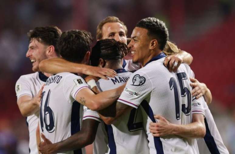 Konsa comemora o gol marcado na vit&oacute;ria sobre a S&eacute;rvia &ndash;