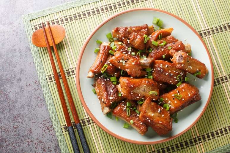 Costela su&iacute;na com molho barbecue 