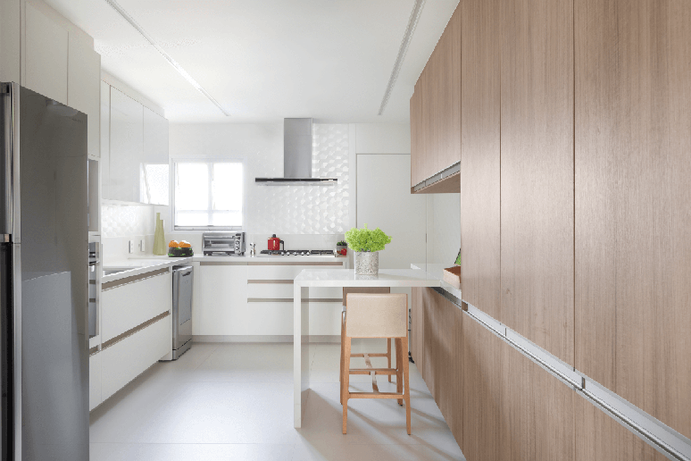 It is important to define the size of the bench based on the circulation area in the kitchen project: Rawi Architecture + Design | It is important to define the size of the bench based on the circulation area in the kitchen project: Rawi Architecture + Design |