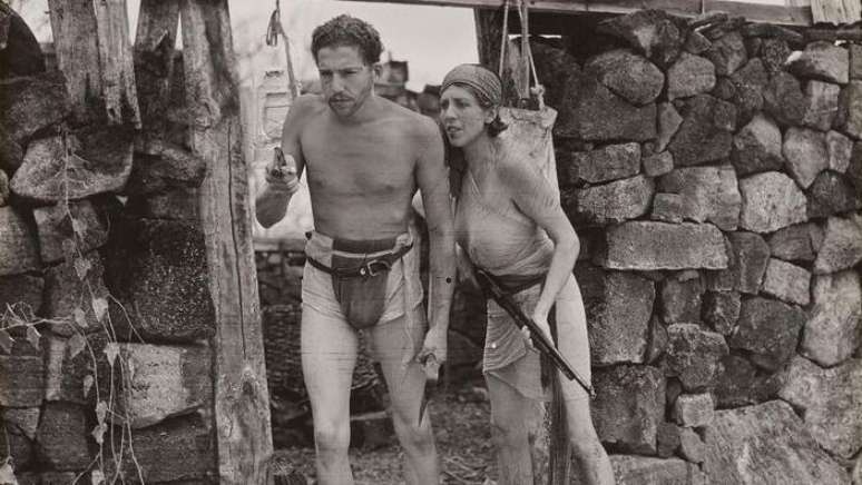 A autodenominada baronesa Eloise Wehrborn, ao lado de um dos seus dois amantes