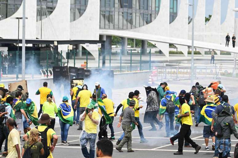 Apoiadores do ex-presidente Jair Bolsonaro entram em confronto com a pol&iacute;cia do lado de fora do Pal&aacute;cio do Planalto, em Bras&iacute;lia, em 8 de janeiro de 2023. Evaristo Sa/AFP via Getty Images