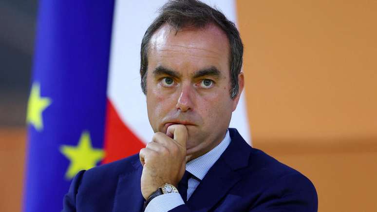 Aos 39 anos, o ministro franc&ecirc;s da Defesa, S&eacute;bastien Lecornu, foi nomeado para dirigir o pr&oacute;ximo governo do pa&iacute;s (imagem de 28 de agosto de 2025).