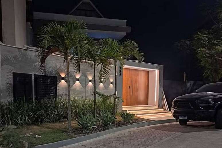 Resid&ecirc;ncia de Tain&aacute; Milit&atilde;o &mdash;