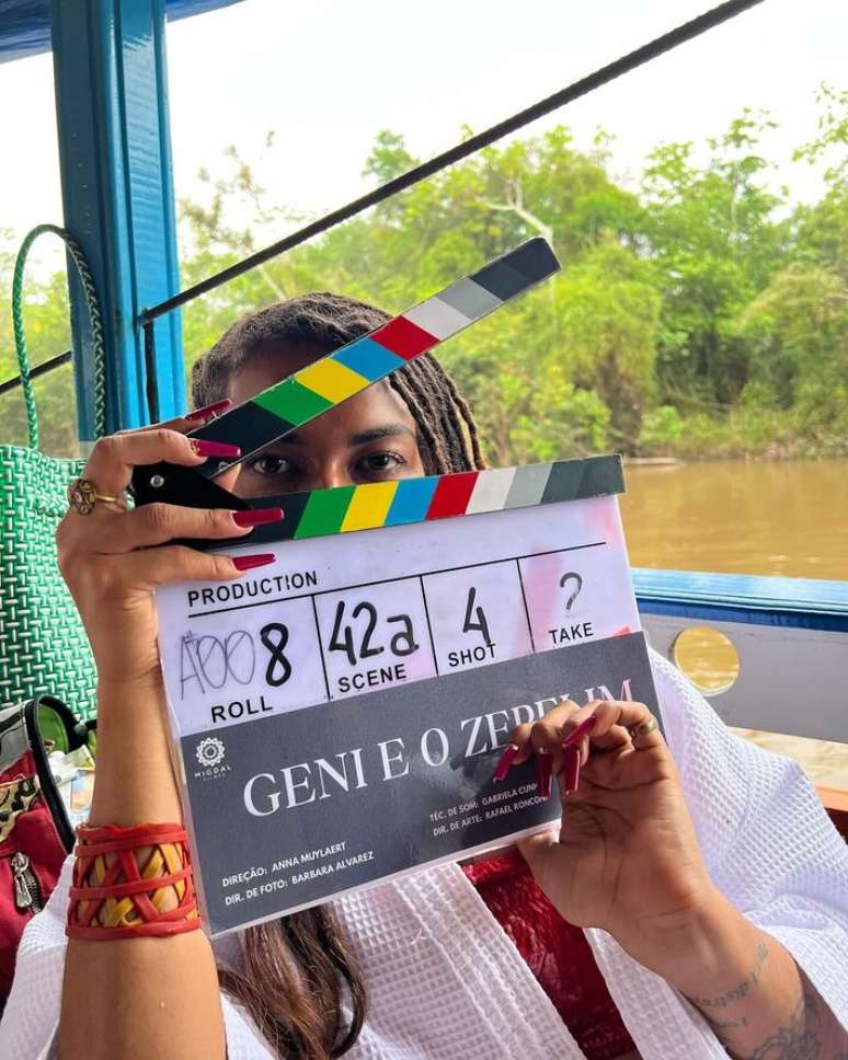 A atriz Ayla Gabriela durante as filmagens de 'Geni e o Zepelim' em um barco na Amaz&ocirc;nia