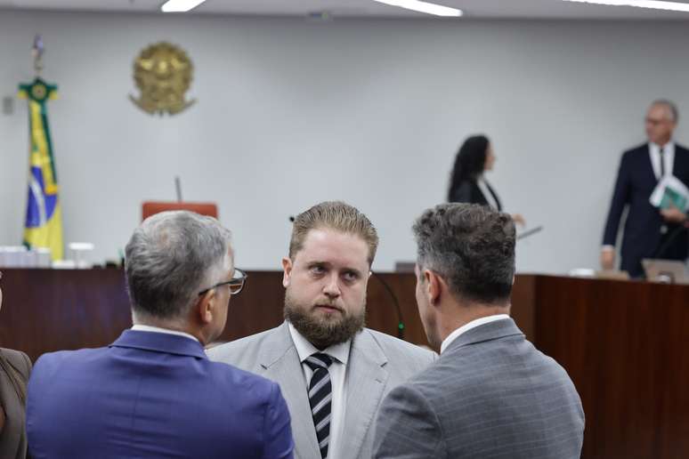 Matheus Milanez, advogado do general Augusto Heleno, durante sessão de julgamento da Ação Penal 2.668 na Primeira Turma do STF