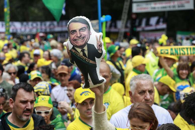 Boneco de Bolsonaro em protesto na Avenida Paulista