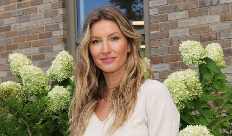 Gisele B&uuml;ndchen aprendeu duas li&ccedil;&otilde;es preciosas com a m&atilde;e sobre &aacute;gua na rotina alimentar: uma delas ajuda na digest&atilde;o.