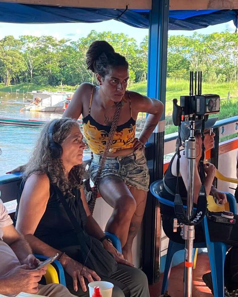 Ayla Gabriela, protagonista de 'Geni e o Zepelim', ao lado da diretora Anna Muylaert durante as filmagens em um barco na Amaz&ocirc;nia