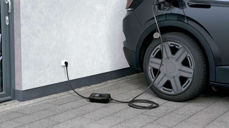 Carregar o el&eacute;trico em casa d&aacute; mais autonomia, menos custo e at&eacute; 80% de economia. Arthur Bongiorno, motorista cadastrado na 99, conta como essa escolha mudou seu dia a dia 