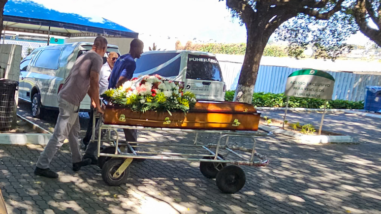 Corpo de Angela Ro Ro &eacute; velado