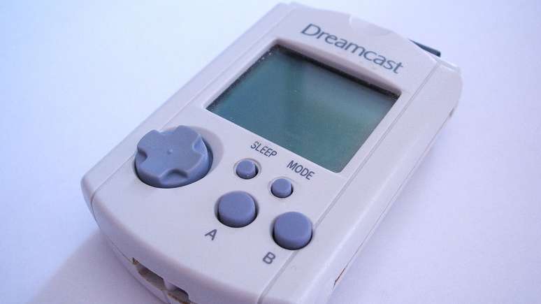 Al&eacute;m de ser um cart&atilde;o de mem&oacute;ria, o VMU tinha tela pr&oacute;pria e at&eacute; oferecia minigames