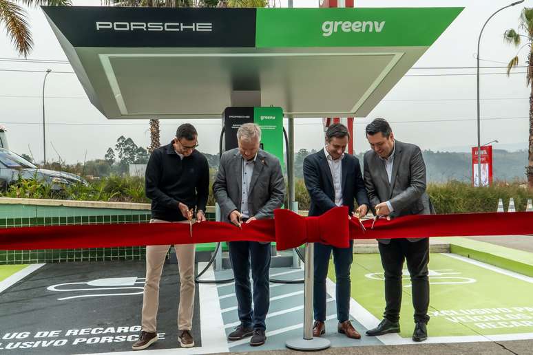 Representes da Porsche, da GreenV e da Quinta do Marqu&ecirc;s inauguram o novo eletroposto