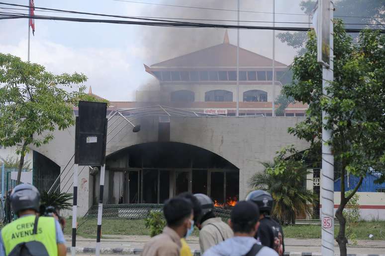 Parlamento em chamas em meio a protestos no Nepal