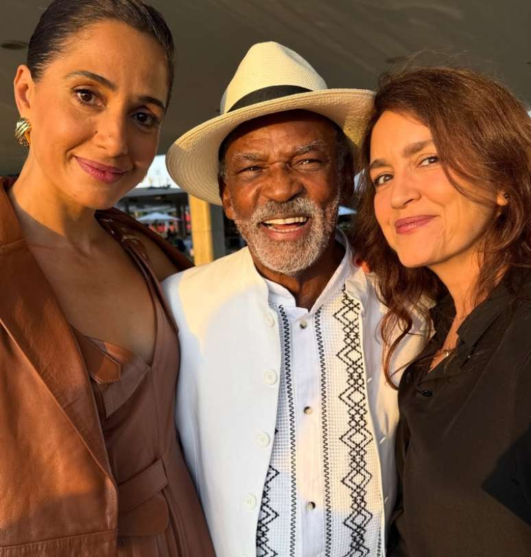 O ator e cineasta Antonio Pitanga, diretor de 'Malês', entre a filha e colega de elenco, Camila Pitanga, e a autora Manuela Dias, roteirista do longa