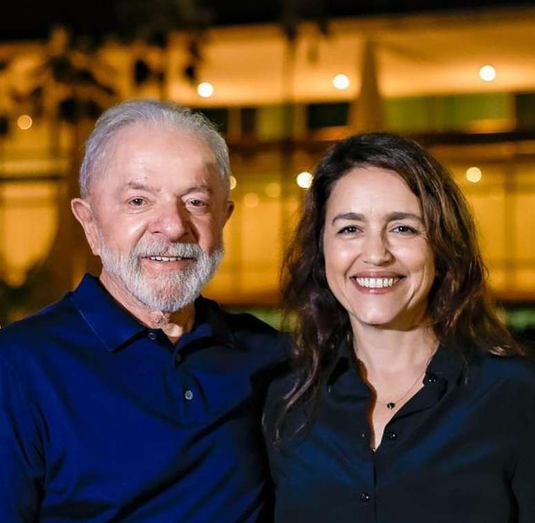 A autora do remake de 'Vale Tudo' posou com o presidente Lula: Manuela Dias já fez críticas à extrema-direita e à ditadura