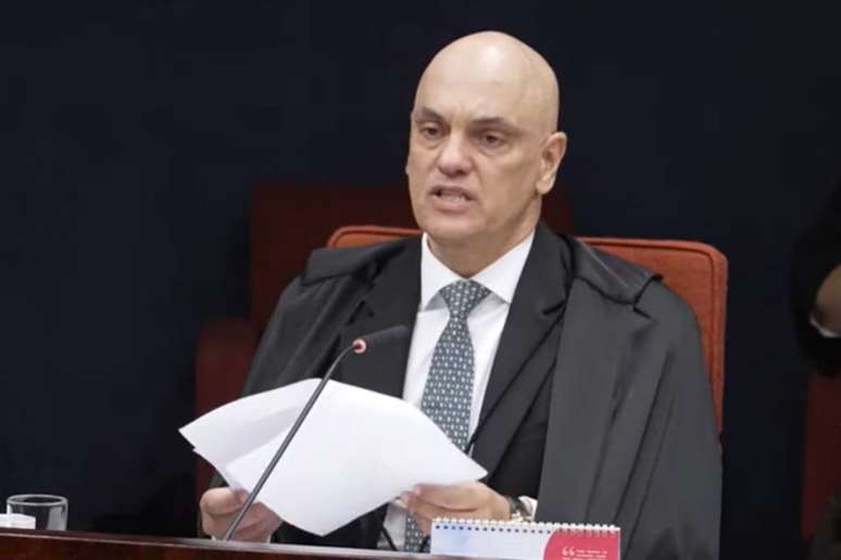 Juiz não deve ser "samambaia" e não fazer perguntas durante o julgamento, segundo Moraes