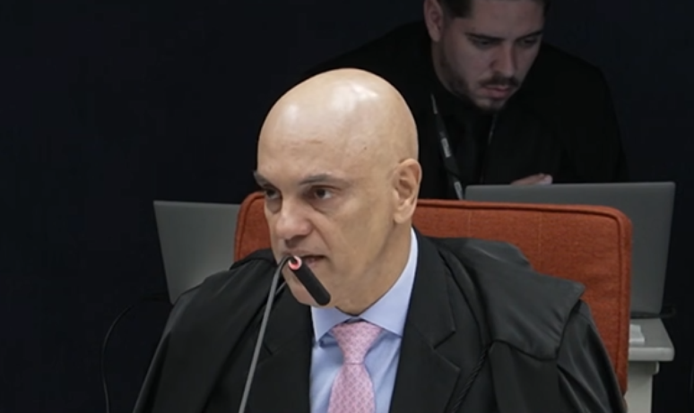 Moraes listou 13 atos que provariam a exist&ecirc;ncia de uma organiza&ccedil;&atilde;o criminosa liderada por Bolsonaro