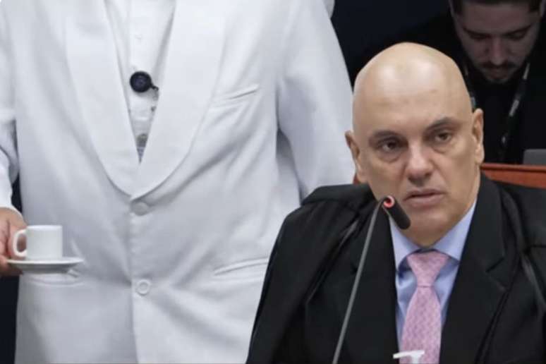 Ministro Alexandre de Moraes pausou brevemente para tomar caf&eacute; ap&oacute;s quase duas horas e meia falando durante julgamento
