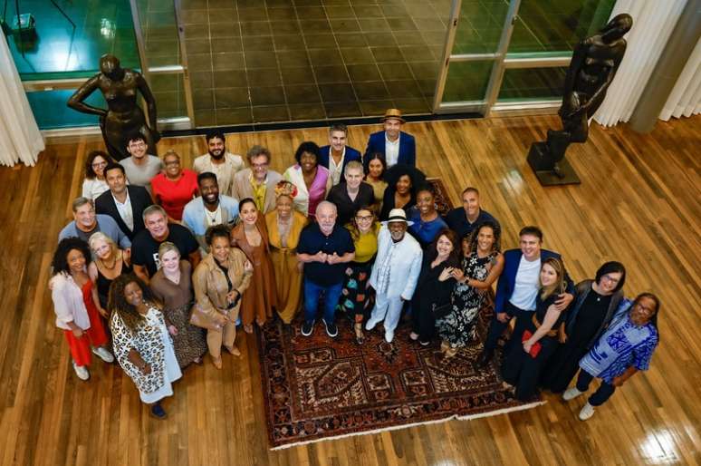 A equipe do filme 'Malês' na área social do Palácio da Alvorada, a residência oficial do presidente da República