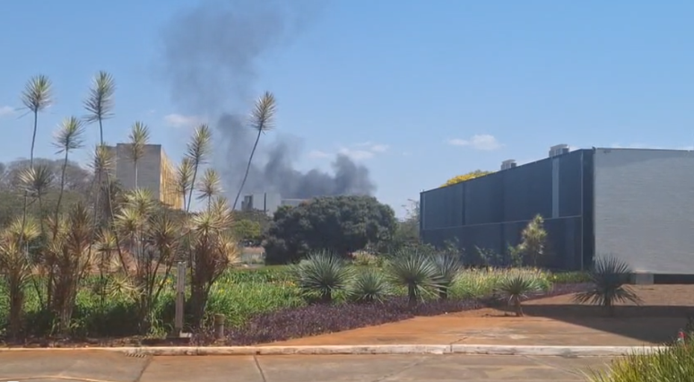 Incêndio atinge banheiros químicos na Esplanada dos Ministérios