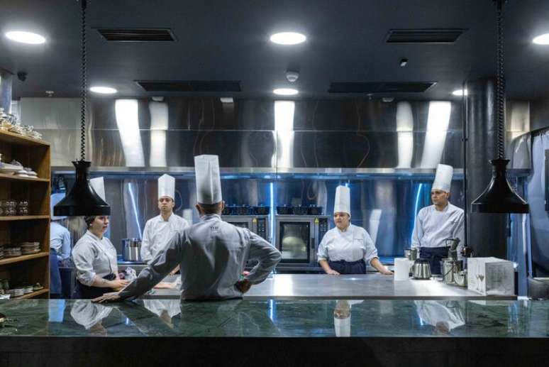 Funcion&aacute;rios trabalhando na cozinha aberta do Jojo, restaurante de Jacquin