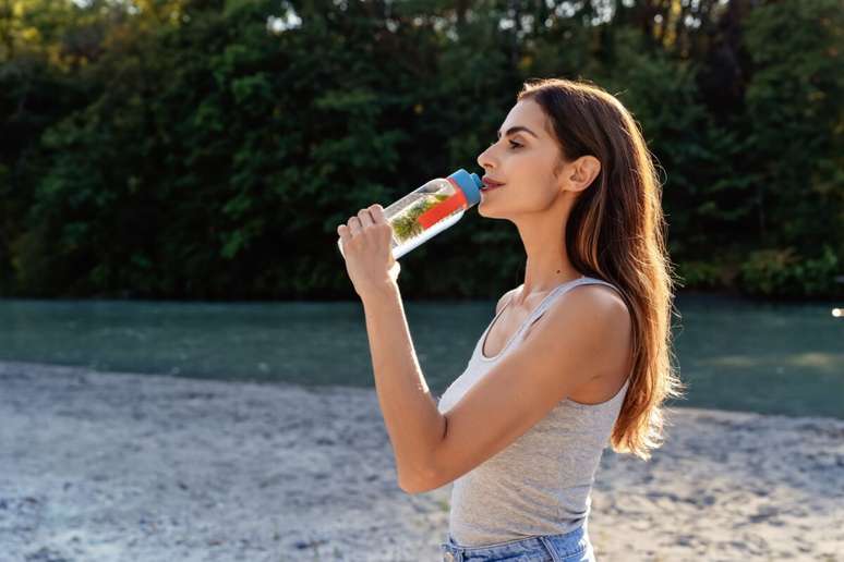 Troque as bebidas industrializadas por água saborizada para reduzir o consumo de açúcar 