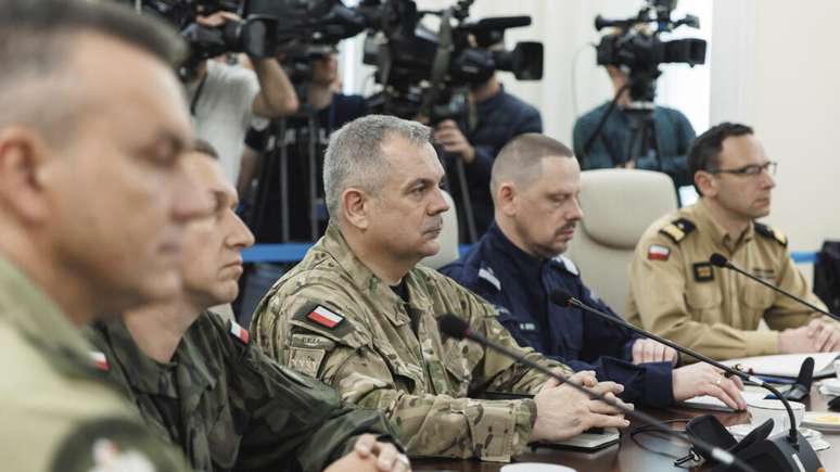 O general Wieslaw Kukula, no centro, chefe das Forças Armadas da Polônia, durante reunião extraordinária com o governo, em 10 de setembro de 2025.